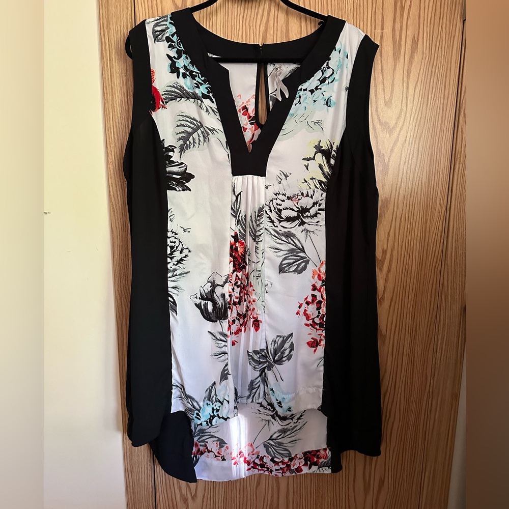 Melissa McCarthy Seven7 Floral Print Sleeveless Tunic blouse - Black and White
